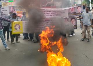 Unjuk Rasa PETIR: "Triliunan Rupiah Uang Hasil Sawit di Indonesia Parkir di Singapura"