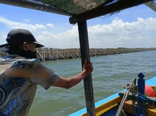 Nelayan Keluhkan Pagar Laut di Tangerang Masih Berdiri Kokoh
