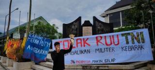 Massa Aksi Tolak UU TNI Semarakkan Demonstrasi di Depan Gedung DPR
