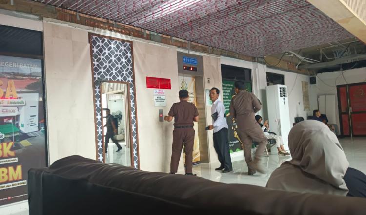 Kejari Batam Larang Wartawan dan LSM Bawa Handphone Jika Bertemu Pejabat Kejaksaan