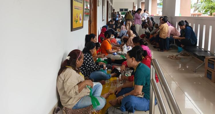 Jenuh Tunggu Sidang, Ibu-Ibu di PN Batam Sibuk Cucuk Plastik