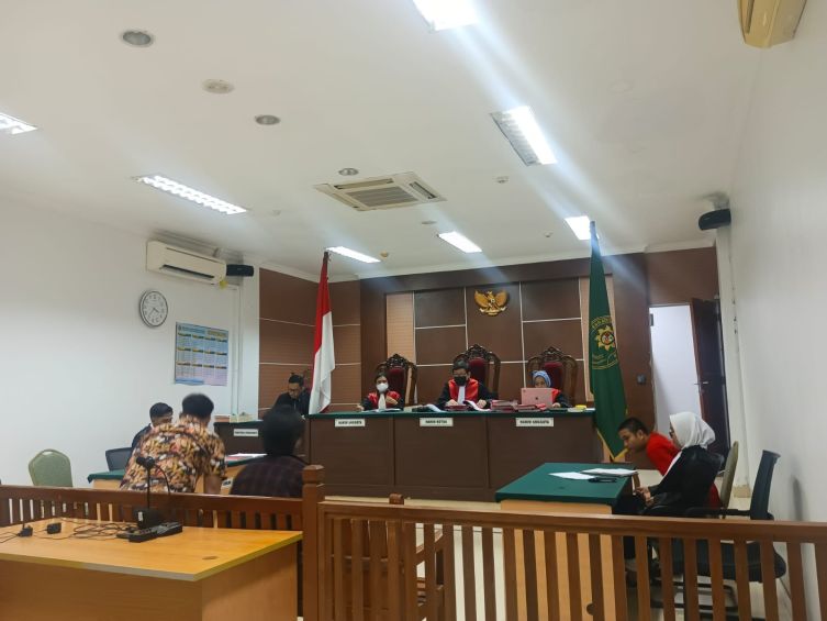 Suasana sidang terdakwa Ahmad Reza Liyani yang merupakan pegawai Imigrasi Batam. (Sumber foto: JP - Serojanews.com)