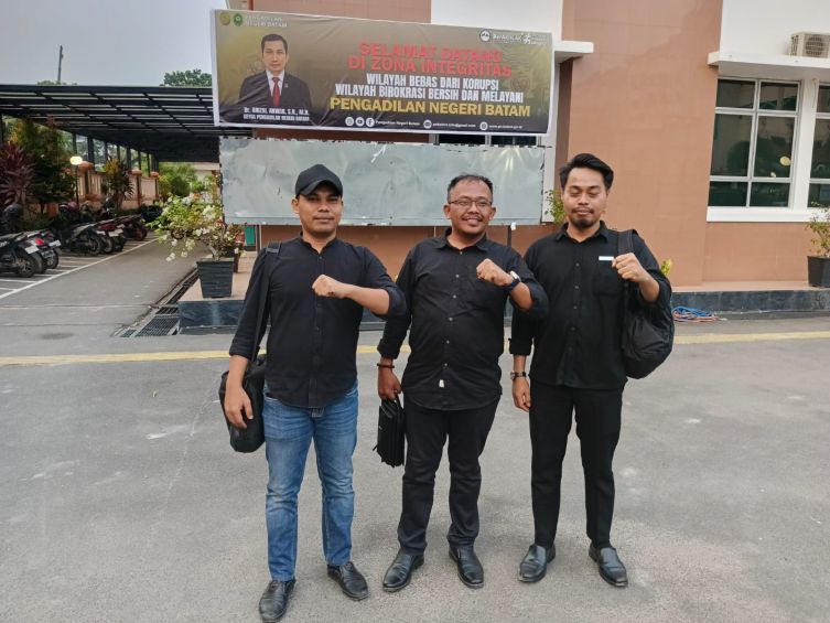 Advokat terdakwa Youke Dwi Oktora bernama Panusunan Siregar, Sahban Efendi Siregar dan Dimas Faizal Syirwanur.